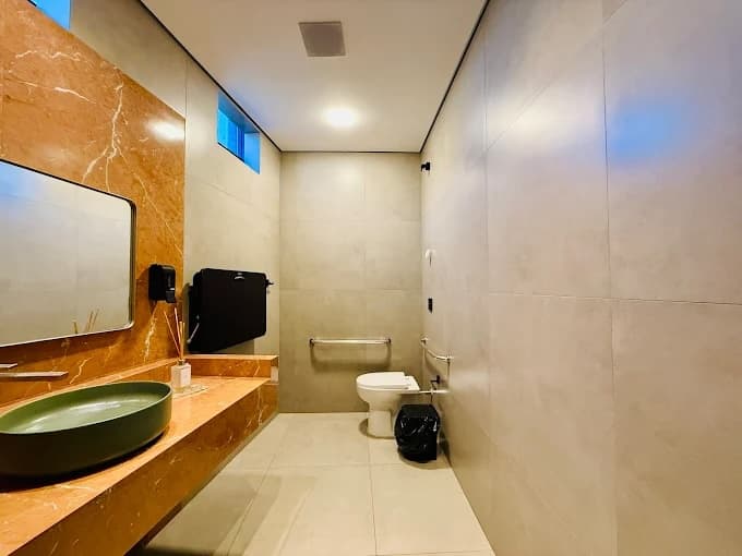 Banheiro acessível da clínica